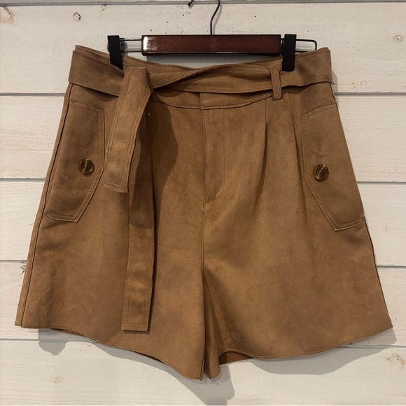Banana Republic Vegan Suede Shorts
Women's Size 8 High Waist - Picture 1 of 11
